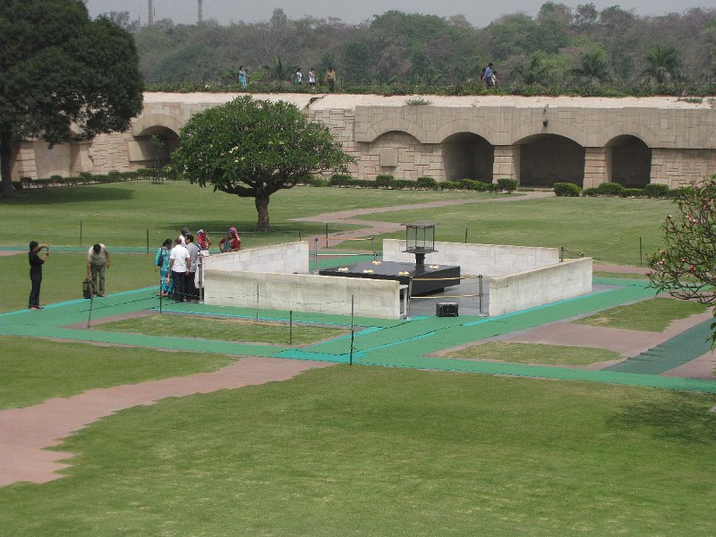 graf ghandi.jpg - We bezoeken uiteraard ook even het graf van de beroemdste man uit de geschiedenis van India, Mahatma Gandhi .